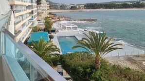 Et hotel ved havet med pool, strand og havudsigt.