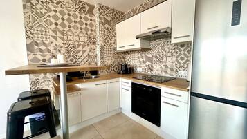 Réfrigérateur, micro-ondes, four, plaque de cuisson