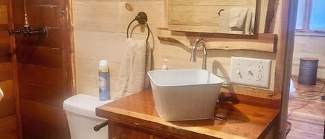 Een douche, een haardroger, handdoeken, zeep