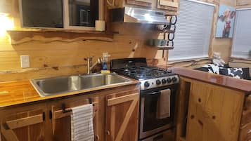 Oven, stovetop, coffee/tea maker, cookware/dishes/utensils