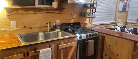 Oven, stovetop, coffee/tea maker, cookware/dishes/utensils