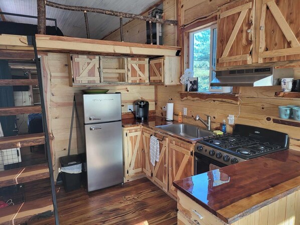 Ovn, kokeplater, kaffetrakter/tekoker og kjøkkenutstyr