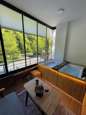 Decoración personalizada, wifi gratis y ropa de cama 