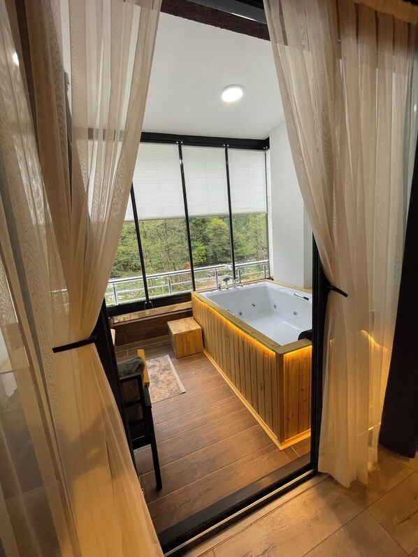 Decoración personalizada, wifi gratis y ropa de cama 