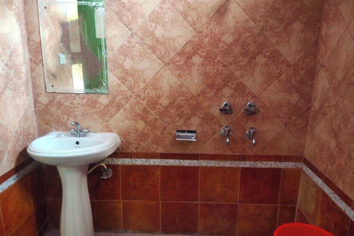 Shower, pancuran hujan, perlengkapan mandi gratis, dan handuk