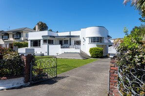 Exterior - Spacious 4 Bedroomed Art Deco Charm - Inner City on the River. (Gisborne)