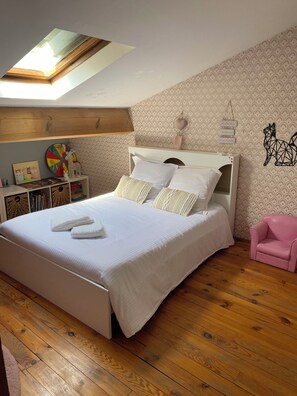 5 bedrooms, iron/ironing board, free WiFi, bed sheets