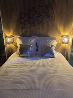 5 bedrooms, iron/ironing board, free WiFi, bed sheets