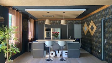 Een koelkast, een microgolfoven, een oven, een kookplaat