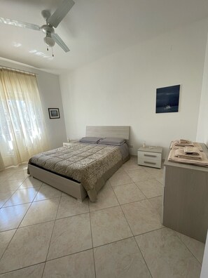 3 soverom, skrivebord, strykejern/-brett og reiseseng for barn