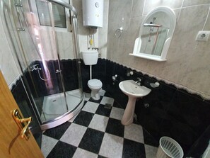 Family Apartment | Bilik Mandi | Selipar 