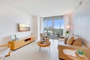 TV, offices - Spectacular Resort, Prime Location, Balcony, Gym (Hallandale Beach)