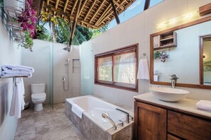 Family Villa | Bathroom | Free toiletries, bathrobes, bidet, towels - Villa Bambooz Sari (Ubud)