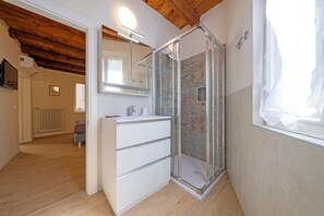 Suihku, ilmaiset hygieniatuotteet, hiustenkuivaaja, bidee