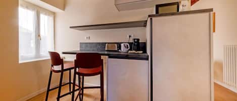 Kühlschrank, Mikrowelle, Herdplatte, Geschirrspüler
