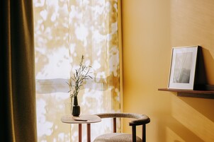 Laptop workspace, soundproofing, free WiFi, bed sheets