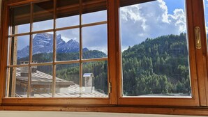 A large window with a view of a mountain range and dense forest. - Best Western Hotel Nevada (San Vito di Cadore)