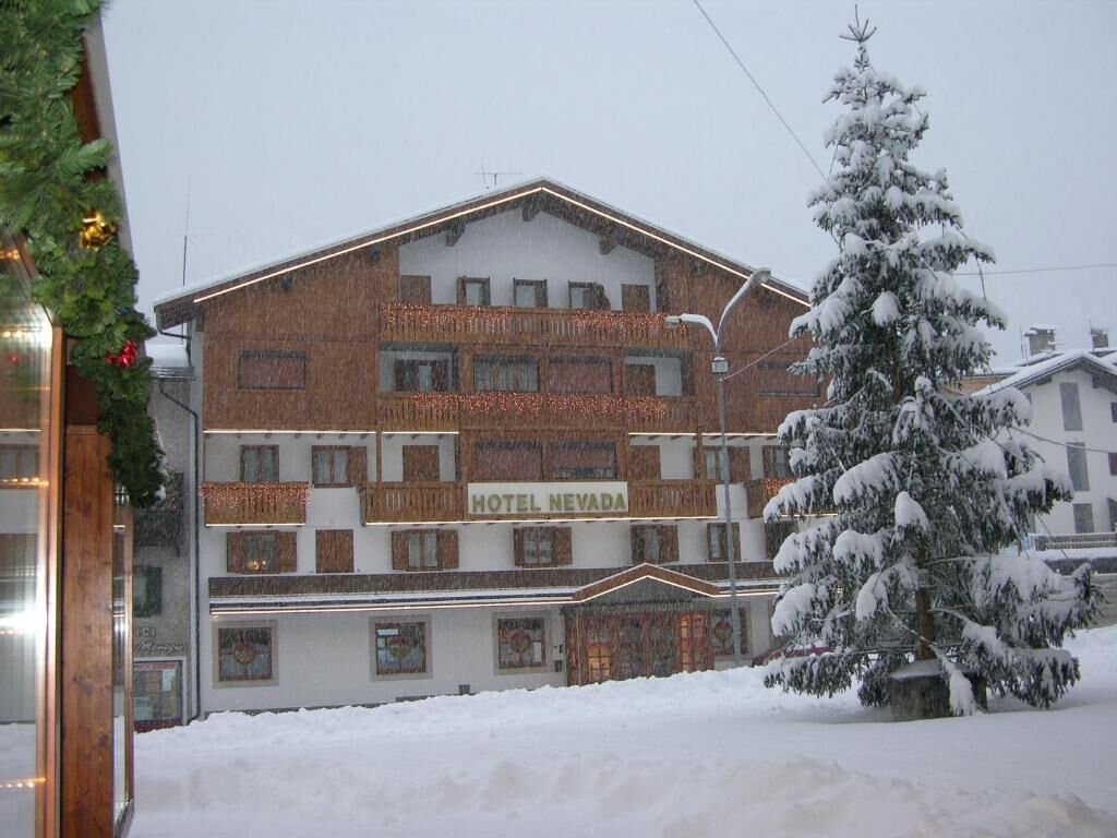 Un edificio di un hotel con molte finestre e un cartello con su scritto "HOTEL NEVADA".