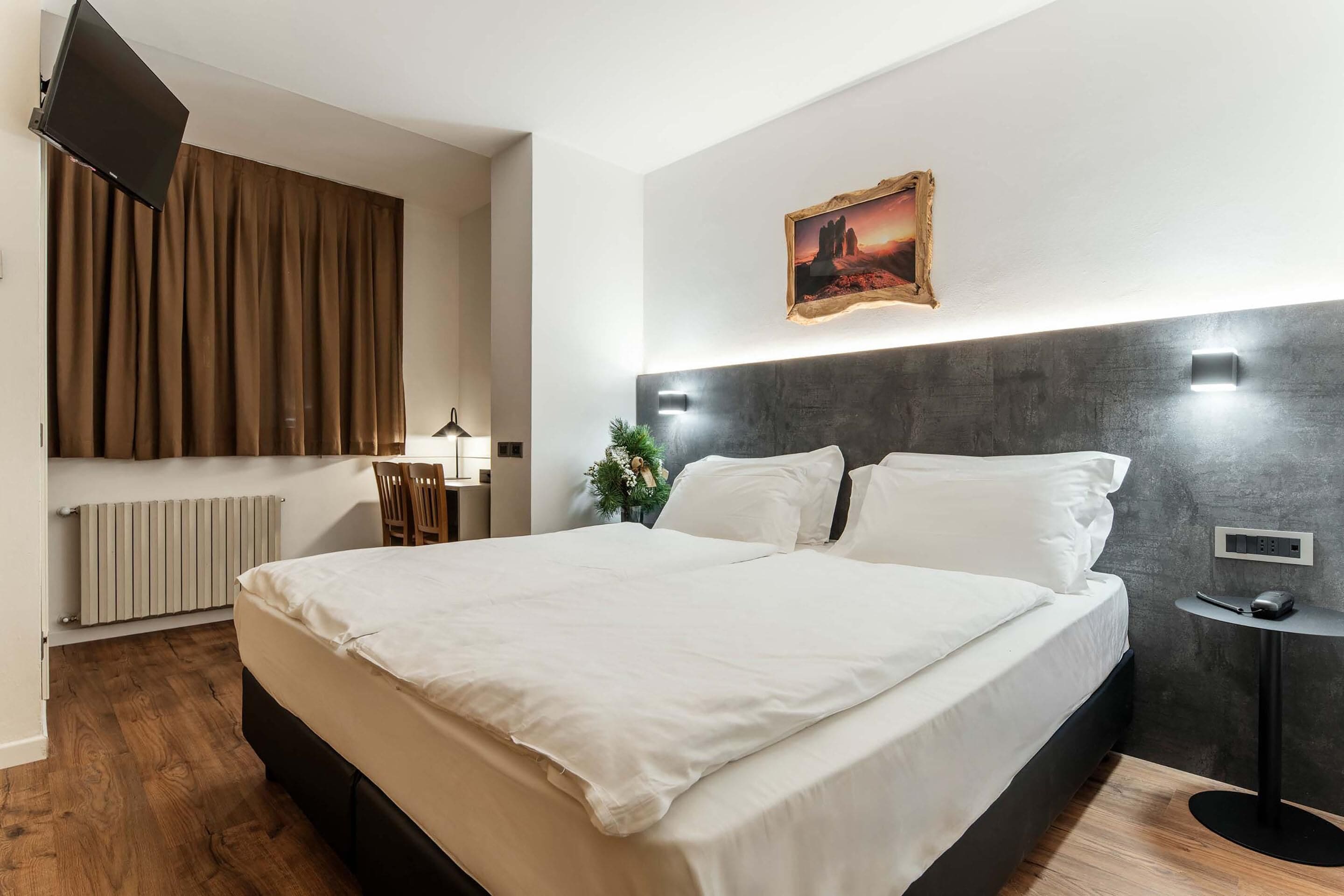 Cubrecamas, caja de seguridad en la habitación y escritorio 