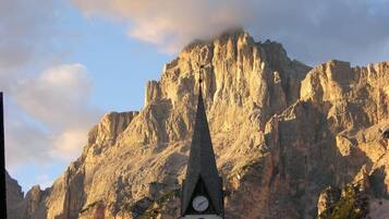 Ein Berg mit einer Kirche und einem Glockenturm.