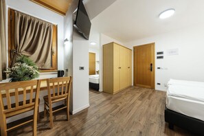 Habitació familiar, diversos llits, balcó, vistes a la muntanya (2 queen and 1 single bed) | Cobrellits, caixa forta a l'habitació i escriptori 