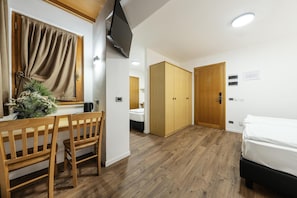 Habitació familiar, diversos llits, balcó, vistes a la muntanya (2 queen and 1 single bed) | Cobrellits, caixa forta a l'habitació i escriptori