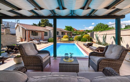 Steinvilla Tea mit Pool