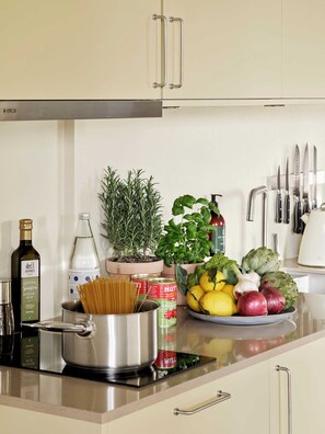 Jääkaappi, uuni, liesi, astianpesukone