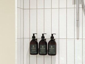 Dusche, umweltfreundliche Kosmetikartikel, Haartrockner, Handtücher