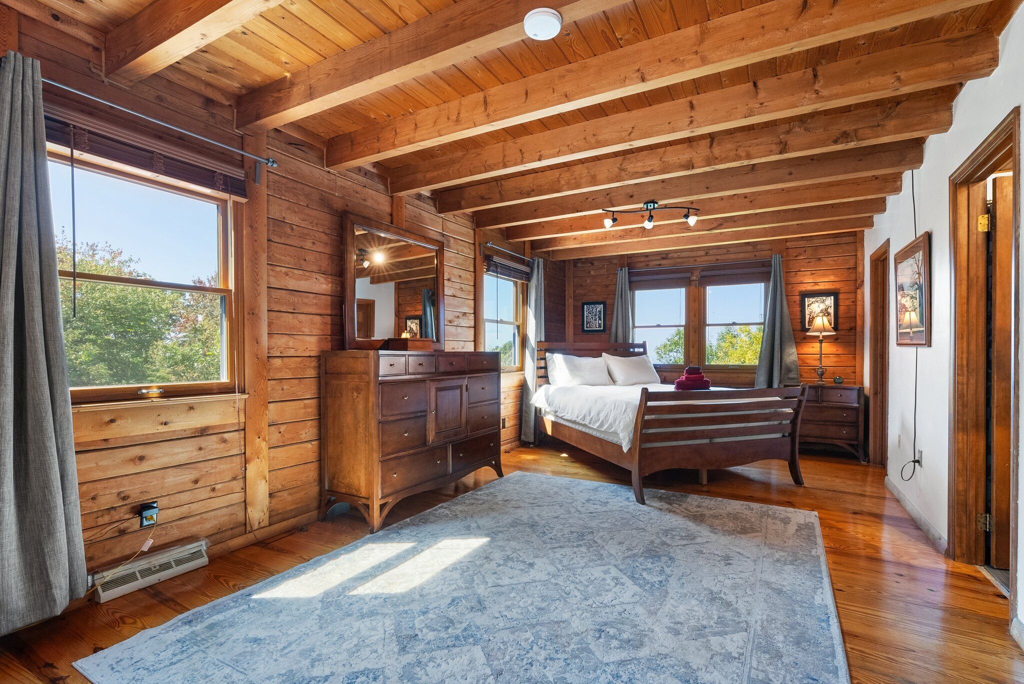 3 bedrooms, desk, iron/ironing board, free WiFi