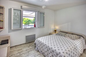 3 bedrooms, iron/ironing board, WiFi, bed sheets