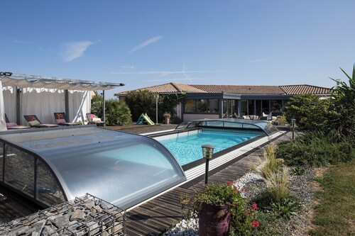 Maison 240 m² 3 Chambres Piscine Jaccuzzi Intérieur Jardin Grand Salon