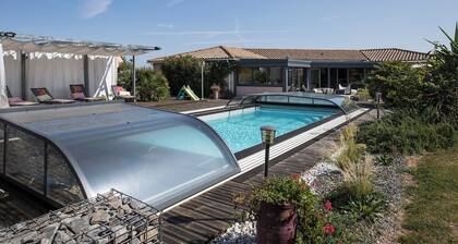 Maison 240 m² 3 Chambres Piscine Jaccuzzi Intérieur Jardin Grand Salon