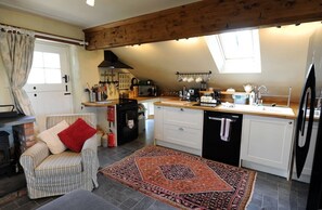 Cottage (2 Bedrooms) | Private kitchen - Tan y Garn - 2 Bedroom Cottage - Whitesands (Haverfordwest)