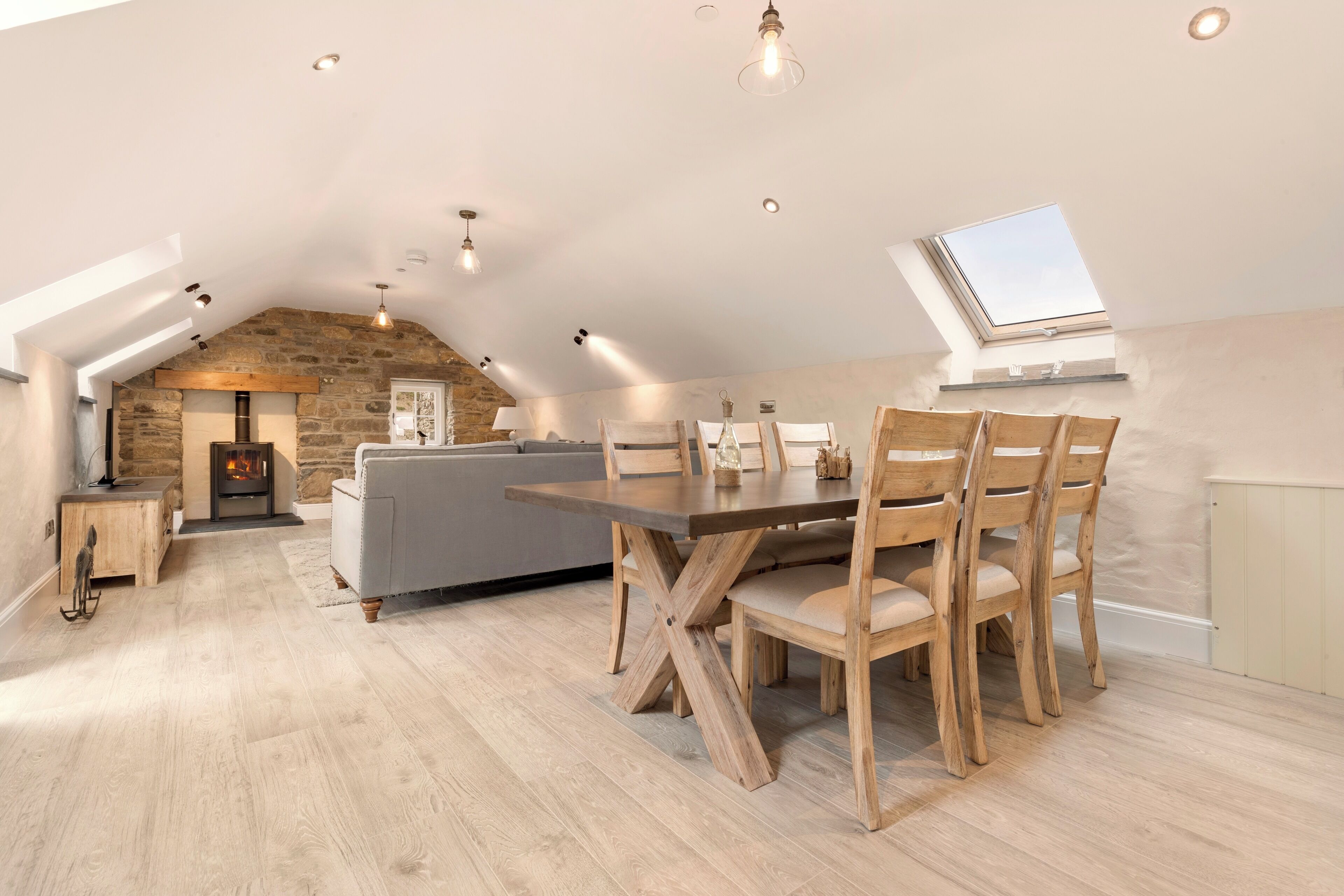 32-吋智慧型電視、有線頻道、壁爐、地暖系統