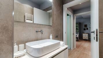 Apartment | Premium bedding, down duvets, iron/ironing board, free WiFi