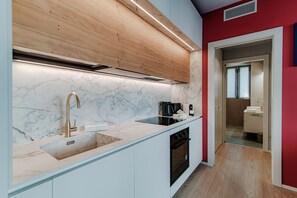 أغطية فراش متميزة وألحفة محشوة بالريش ومكواة/لوح كي وواي فاي مجانًا