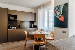 Căn hộ | Bếp riêng | Tủ lạnh, lò nướng, b�ếp nấu, máy rửa bát 