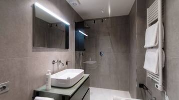 Apartment | Bathroom | Shower, hair dryer, towels, soap