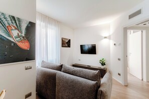 Căn hộ | Khu phòng khách | TV 30-inch có truyền hình kỹ thuật số 