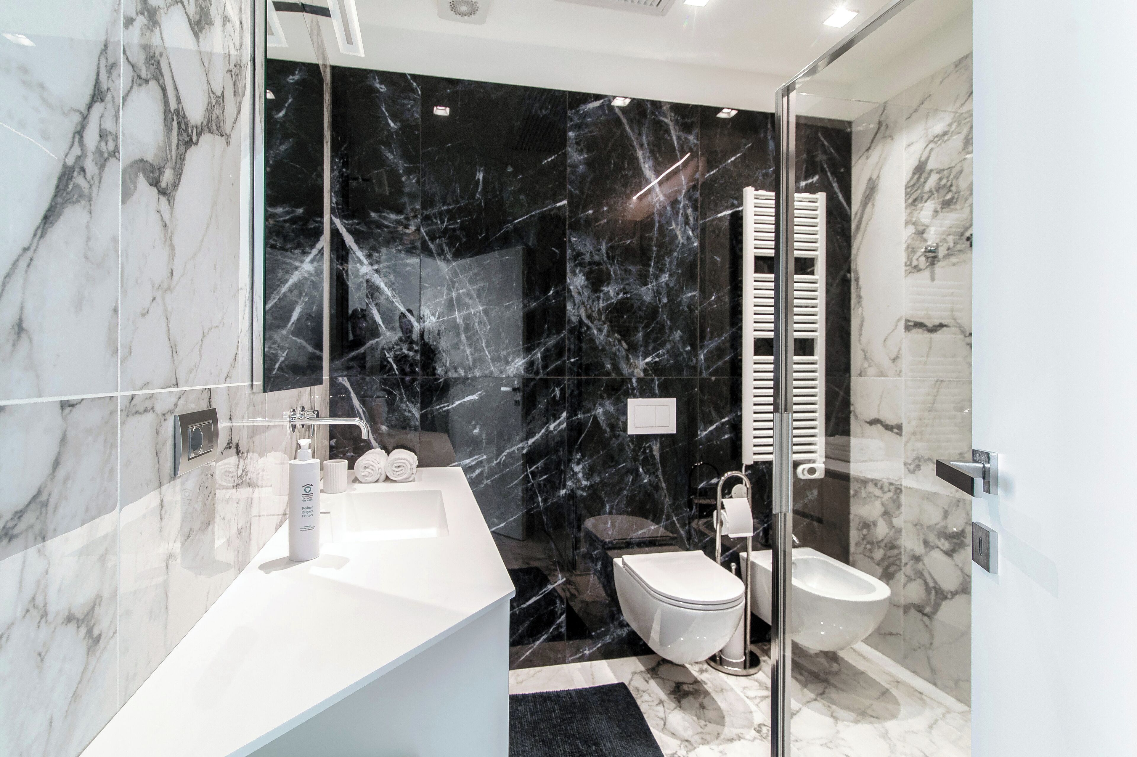 Apartment | Bathroom | Shower, hair dryer, towels, soap