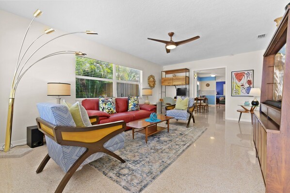Smart TV, offices, computer monitors, printers - Enjoy Coastal Comforts in our Stylish '60s Gulfport Home (Gulfport)