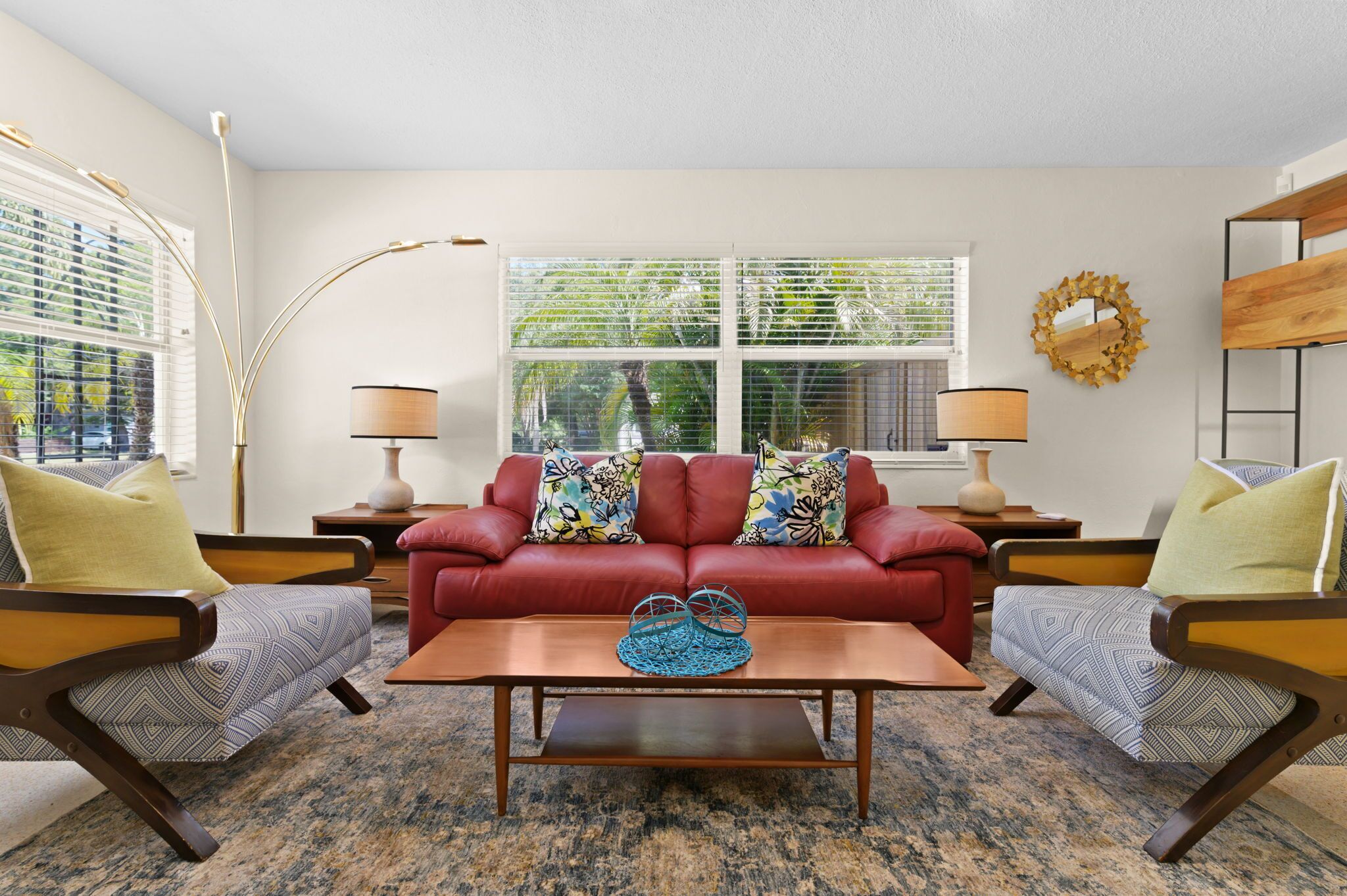 Smart-tv, een kantoor, een computerscherm en een printer