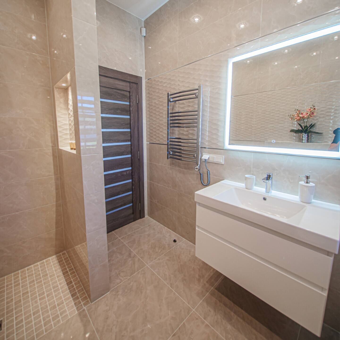 Douche, sèche-cheveux, serviettes fournies, savon