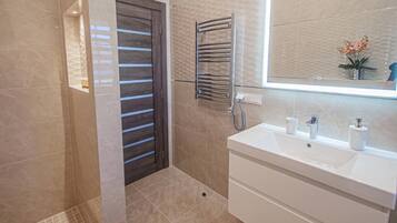 Douche, sèche-cheveux, serviettes fournies, savon