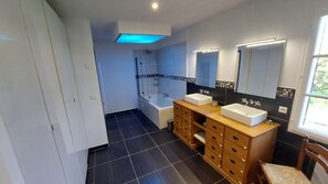 Dusche, Haartrockner, Handtücher