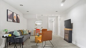 Un salon moderne avec un canapé, une table basse et un meuble pour la télévision.