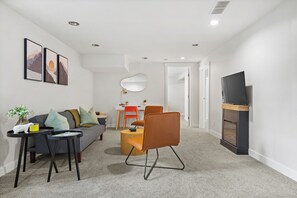 Smart-TV, Kamin, Arbeitsbereiche