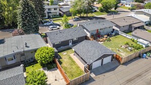 Un quartier résidentiel avec des maisons, une allée et une rue.