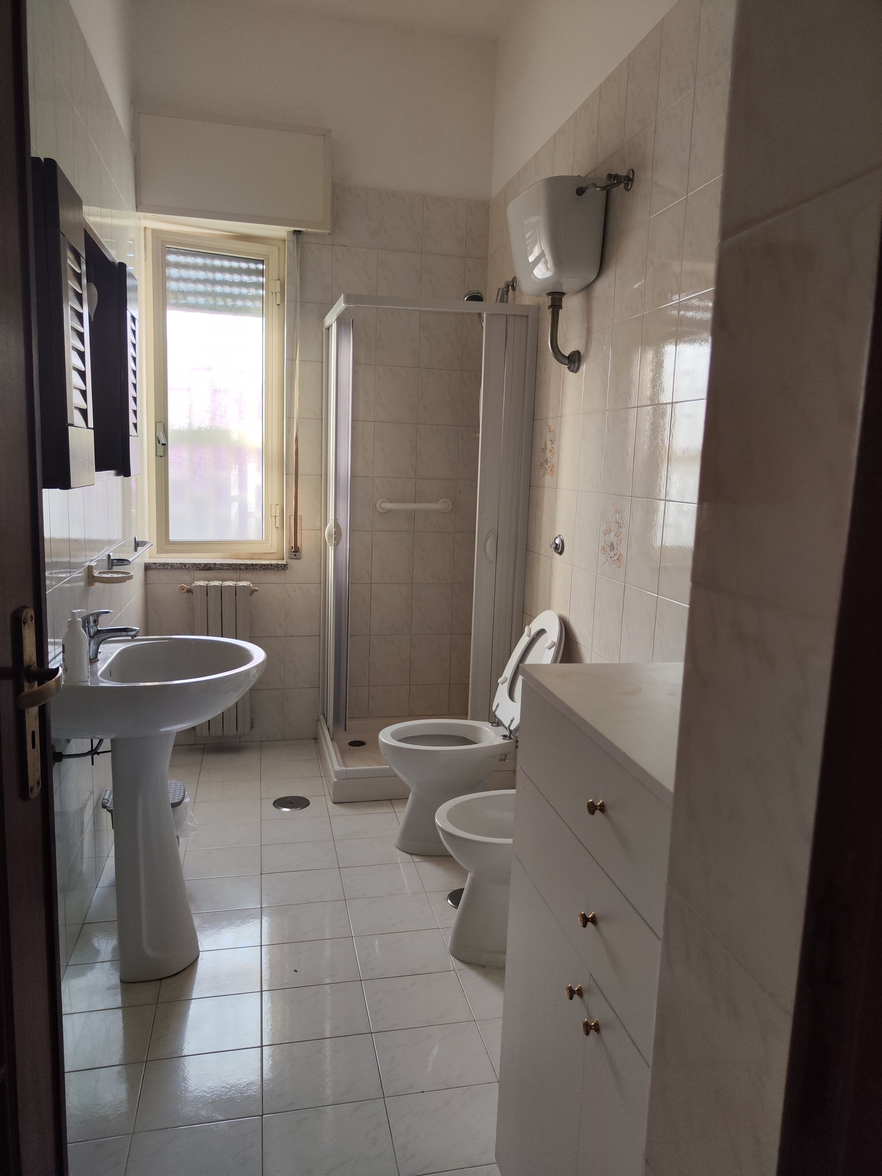 Asciugacapelli, bidet, asciugamani, sapone
